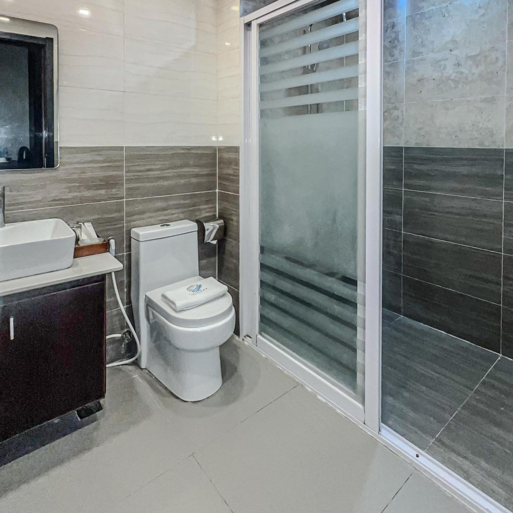 Iloilo Gateway Hotel And Suites Pavia Exterior photo