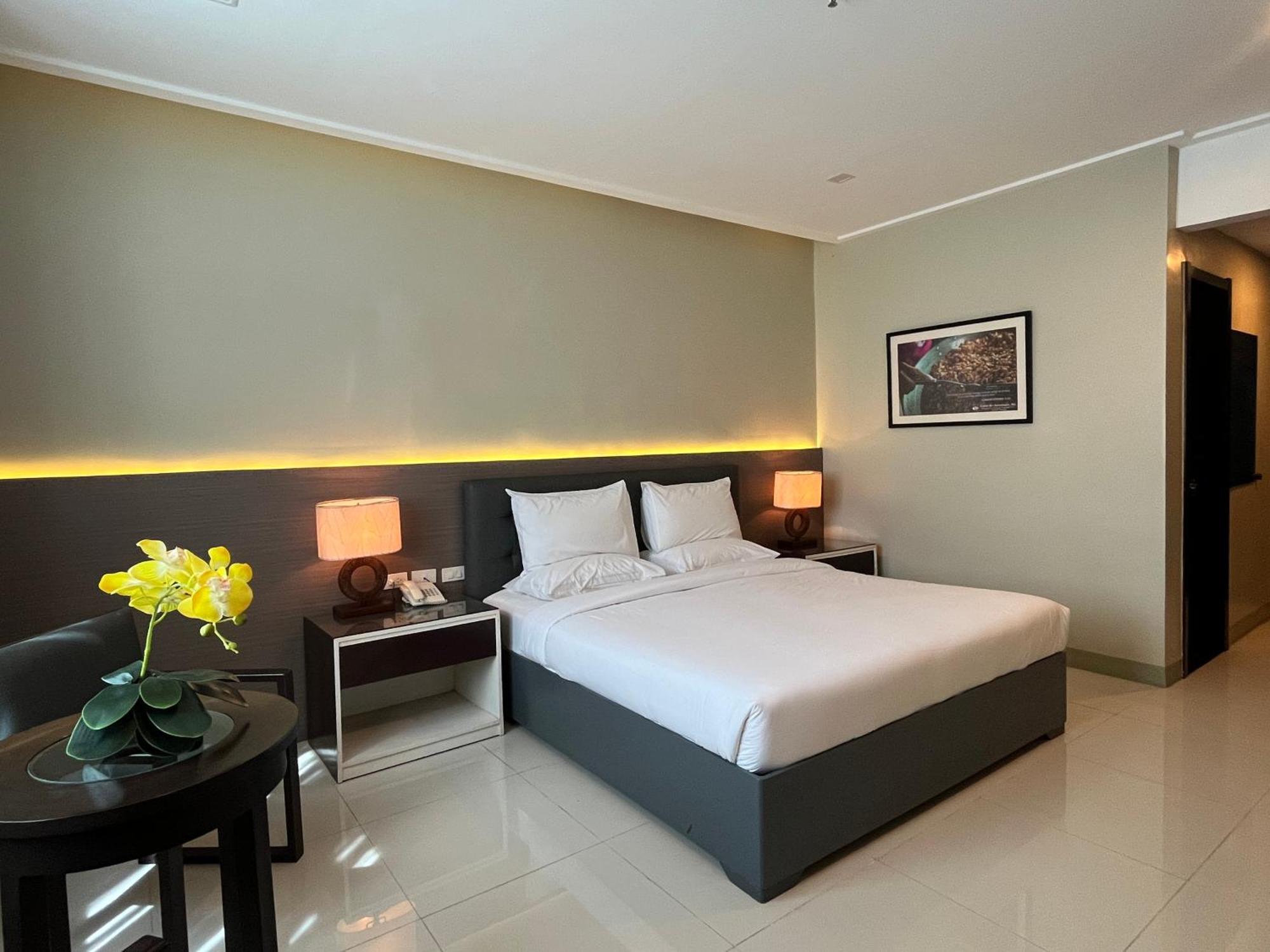 Iloilo Gateway Hotel And Suites Pavia Exterior photo